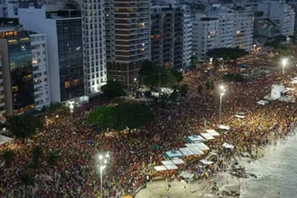 Ato organizado por Caetano reúne 56 mil em Copacabana