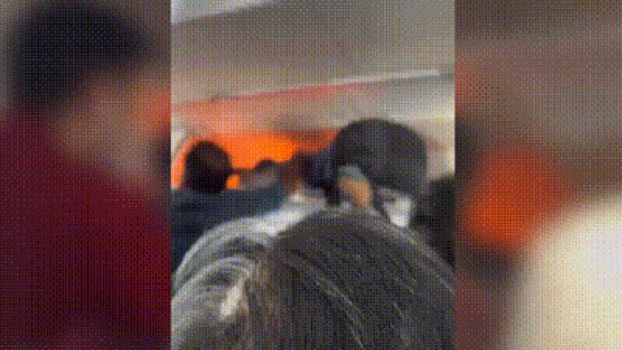 Bateria portátil em chamas dentro de avião