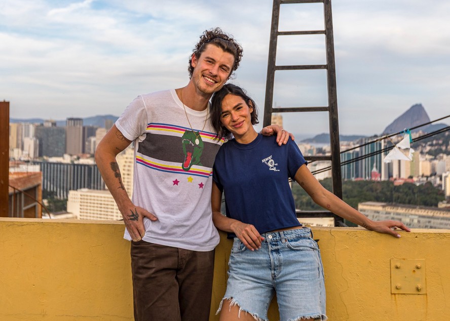 Shawn Mendes e Bruna Marquezine no terraço da Casa Amarela, no Rio de Janeiro