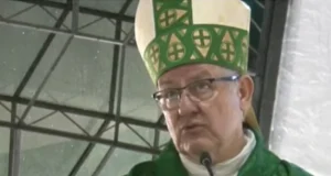 Dom Adair José Guimarães durante celebração religiosa