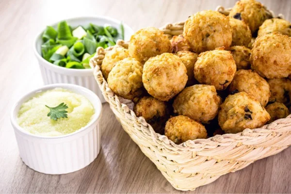 Bolinho de arroz cremoso: receita leva parmesão e casquinha crocante