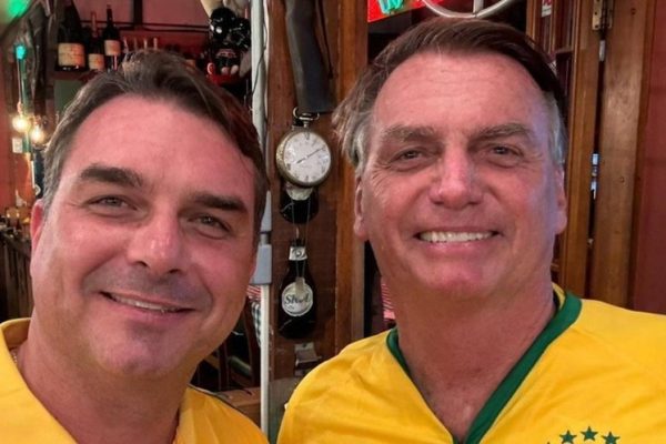 Bolsonaro pede que Flávio evite antecipar disputa por cargos, dizem aliados; entenda