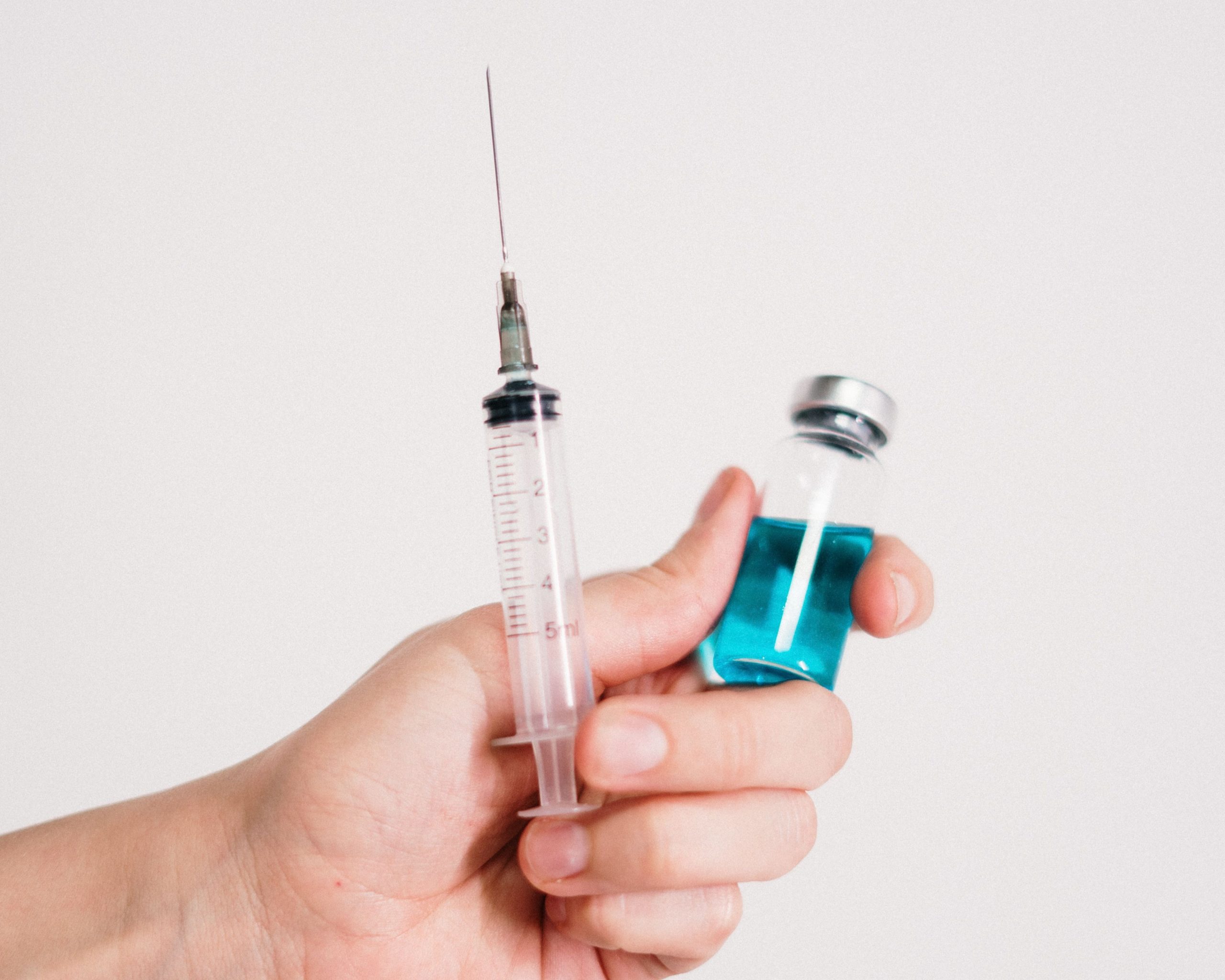 Seringa e frasco de medicamento