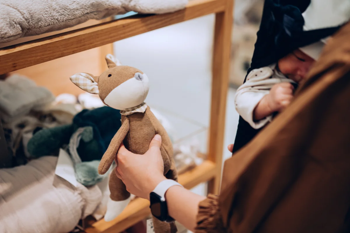Bebê brincando com brinquedo