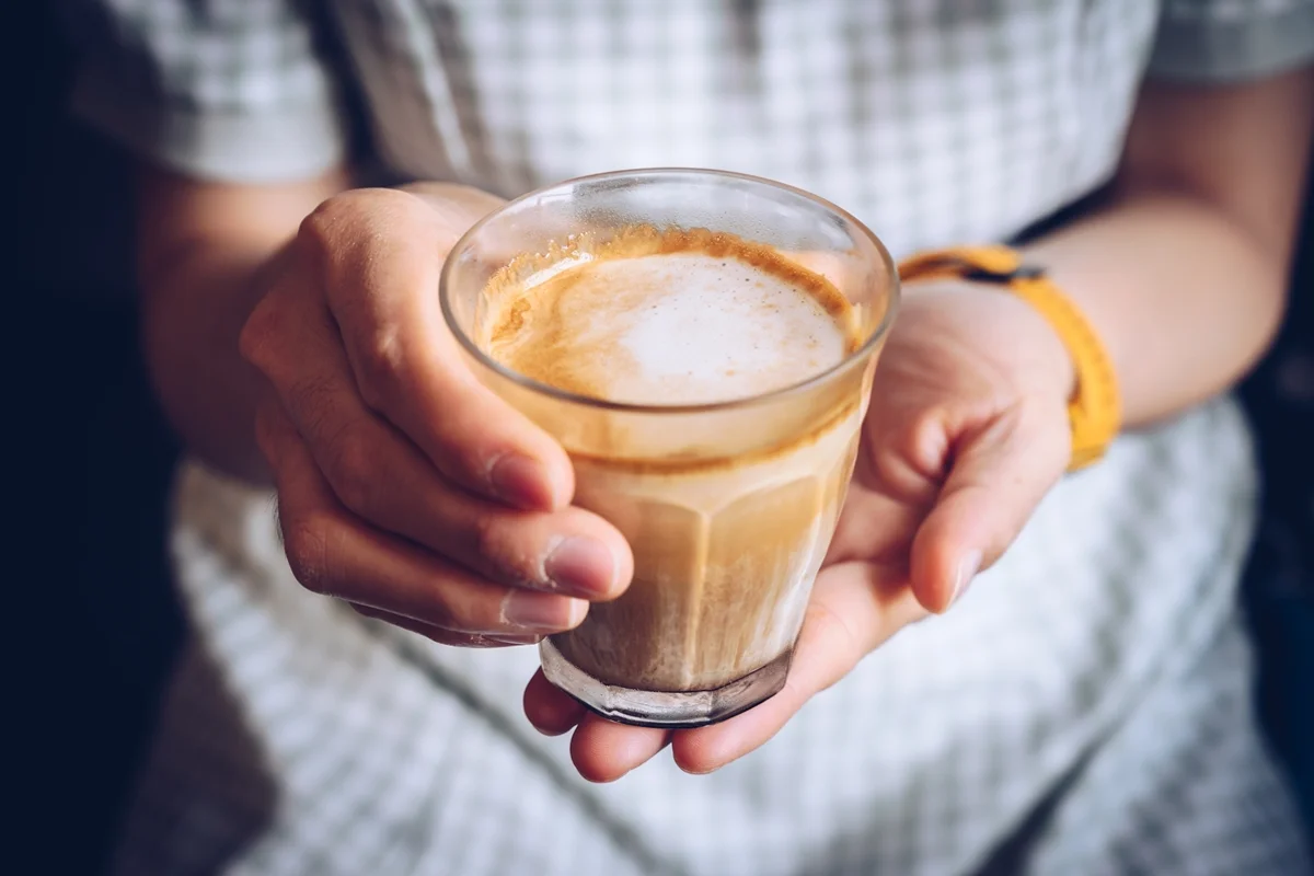 Xícara de café em uma mesa
