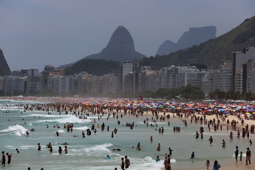 Praia do Leme, no Rio de Janeiro, em dia de sol