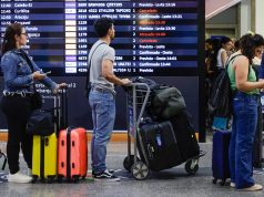Passageiros no saguão do Aeroporto de Guarulhos
