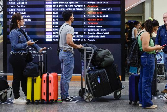 Passageiros no saguão do Aeroporto de Guarulhos
