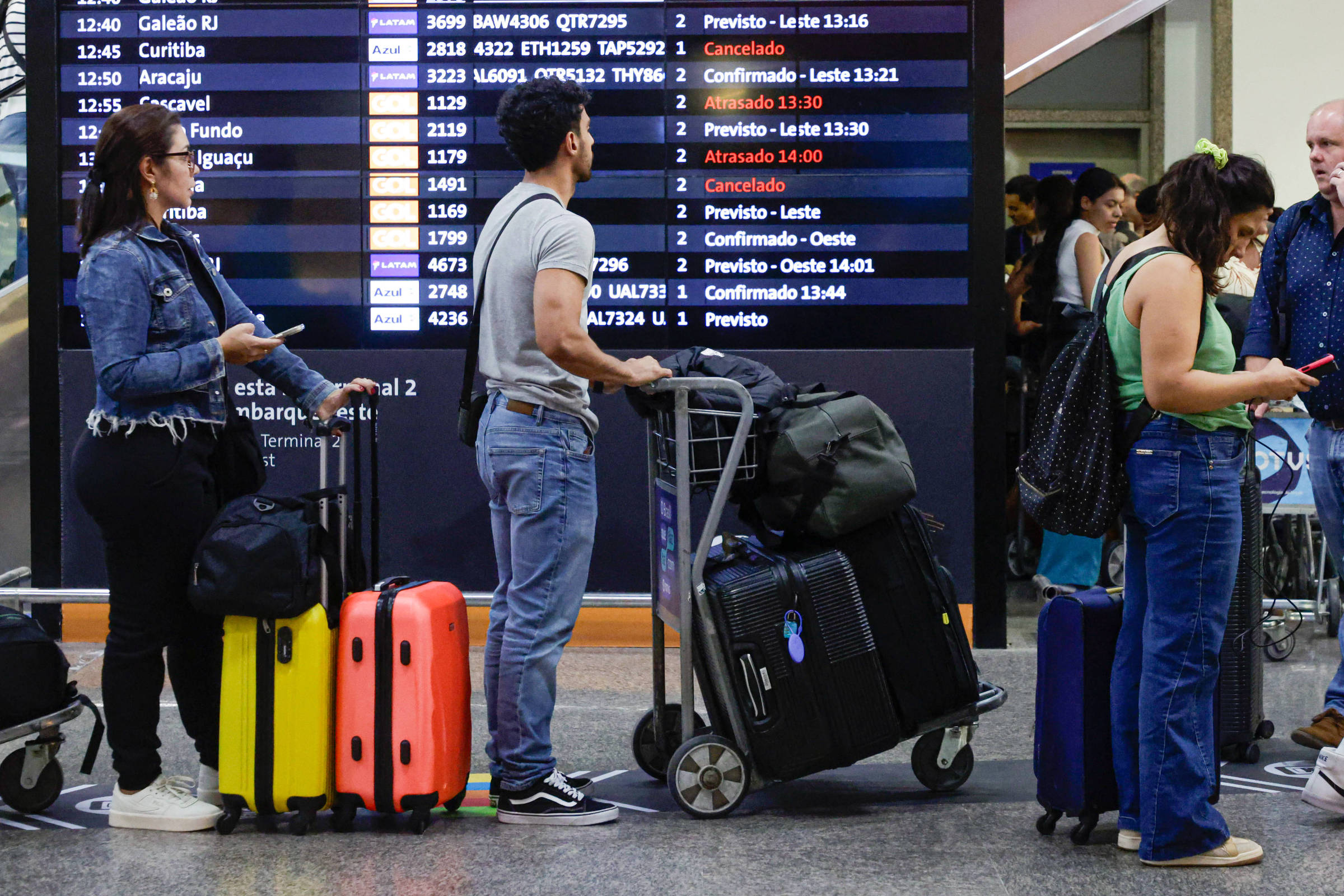 Passageiros no saguão do Aeroporto de Guarulhos