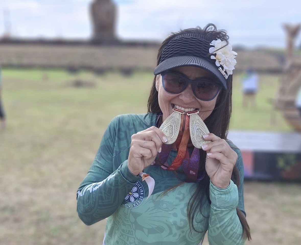 Rie Luciana Nagasako durante competição de canoa havaiana na Ilha de Páscoa
