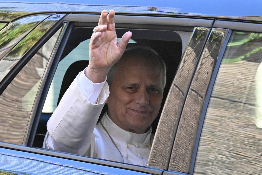 Papa Leão XIV acena da janela de um carro
