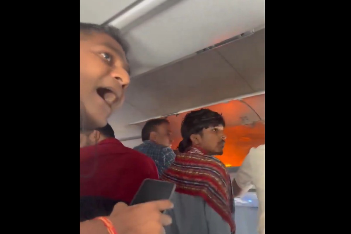 Chamas no compartimento de bagagens de avião da IndiGo