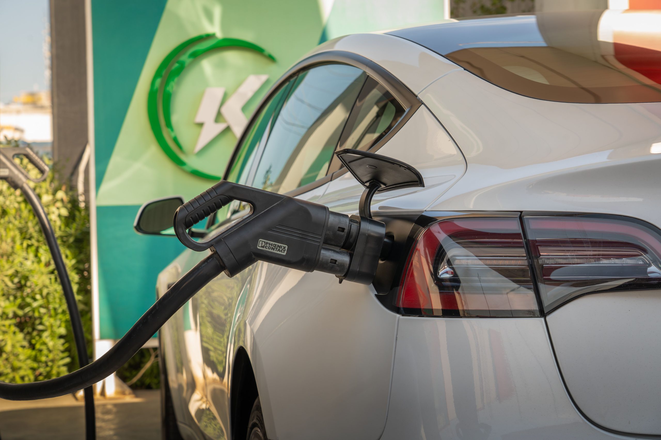 Carro elétrico conectado a uma estação de recarga