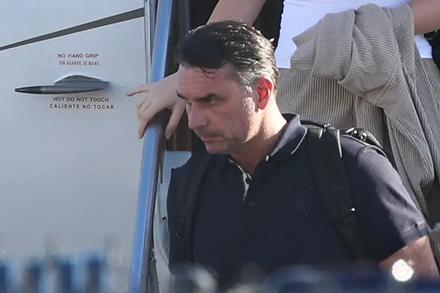 Flávio Bolsonaro desembarca de avião em aeroporto de Miami