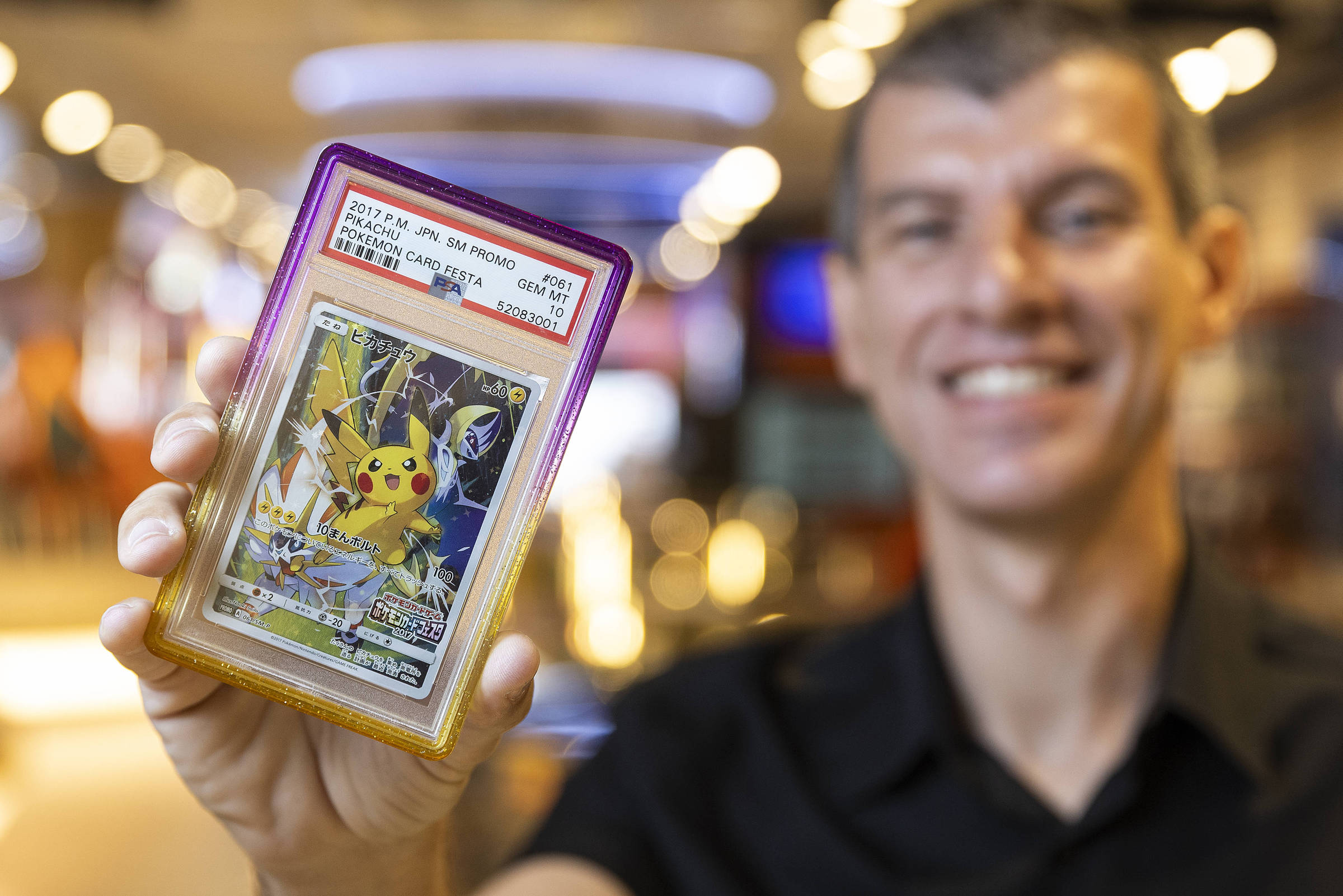 Diogo Pires segura carta rara de Pikachu em loja de São Paulo