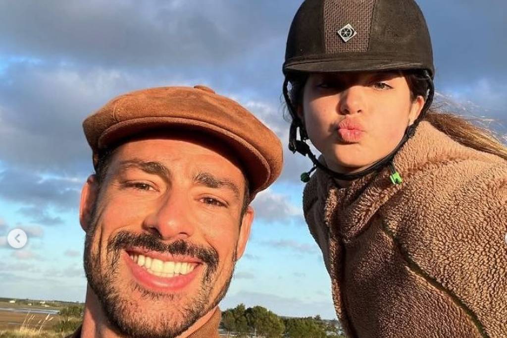 Cauã Reymond ao lado da filha Sofia durante passeio