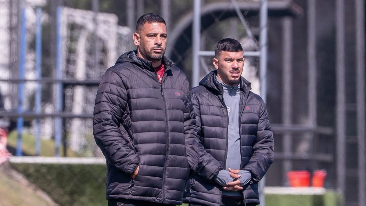 Diego Souza à beira do campo como técnico do Joinville