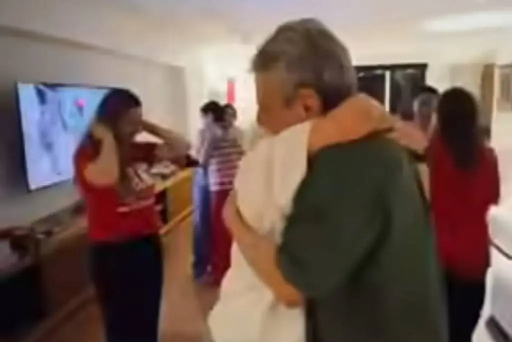 Chico Buarque e Marieta Severo se abraçam