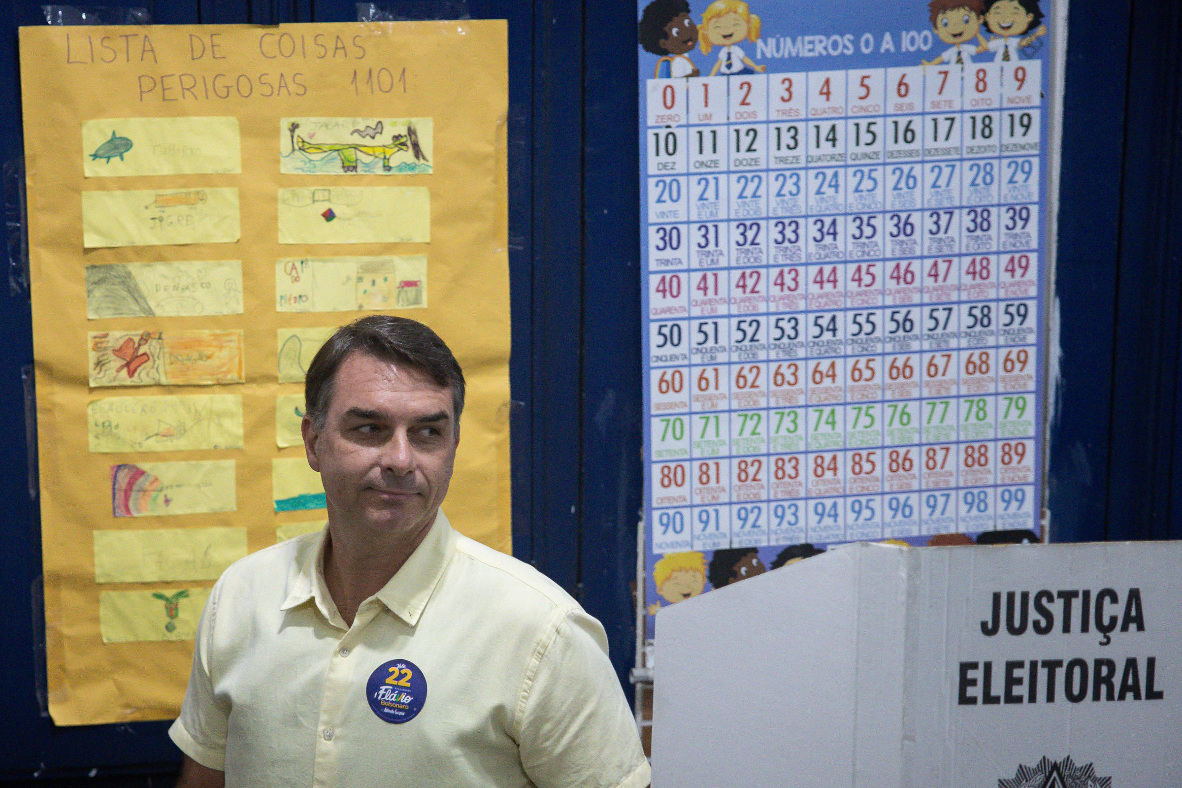 Flávio Bolsonaro vota em escola da Vila Isabel, no Rio de Janeiro