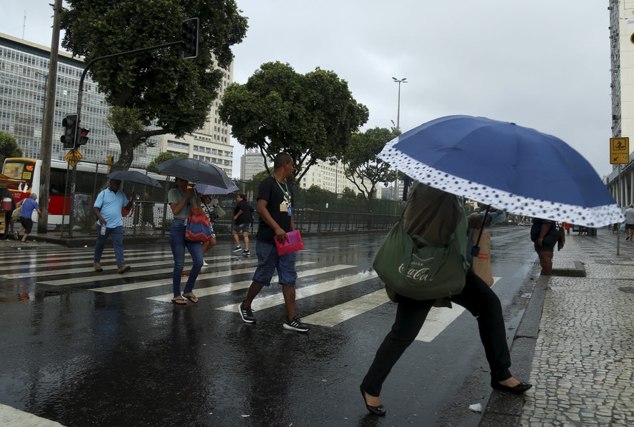 Céu encoberto durante chuva