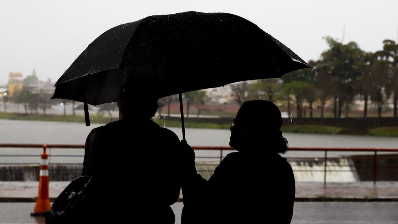 Chuva forte causa alagamento em rua de São Paulo