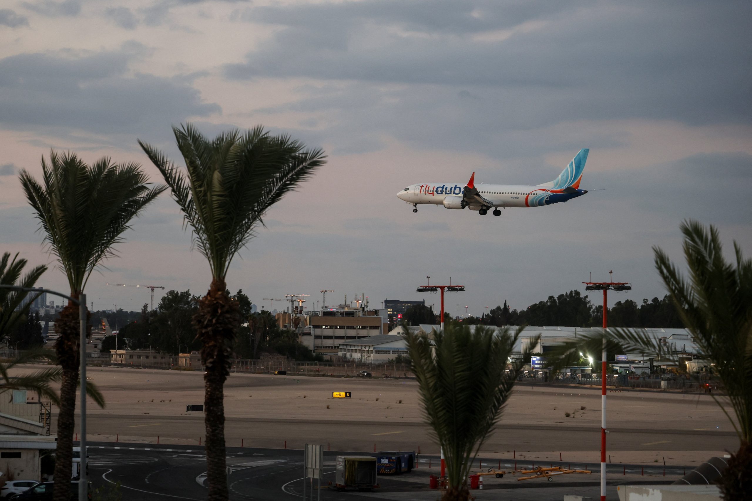 Avião da Flydubai no Aeroporto Internacional Ben Gurion, perto de Tel Aviv