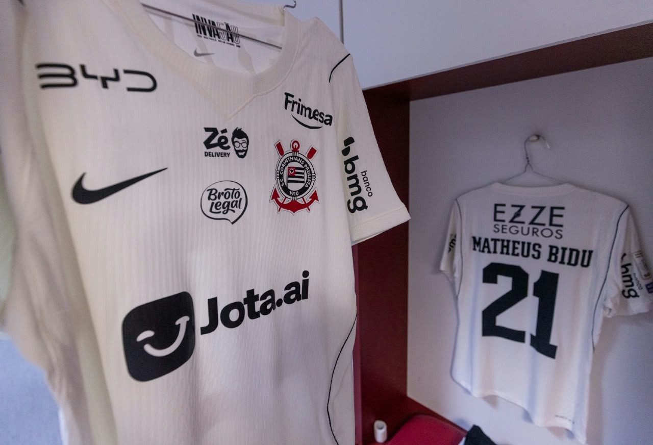Camisa do Corinthians com a marca Jota como patrocinadora máster