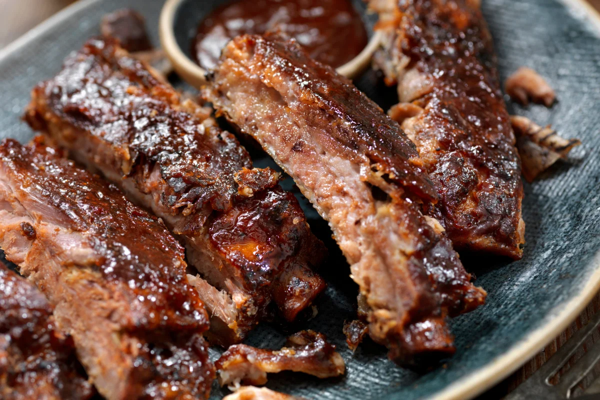 Costelinhas de porco com molho barbecue