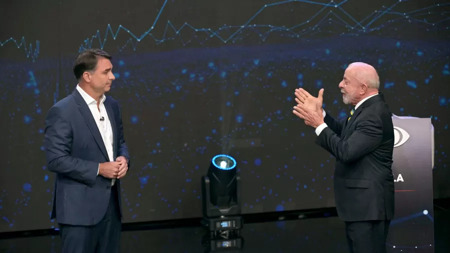 Flávio Bolsonaro e Lula frente a frente no debate da Band