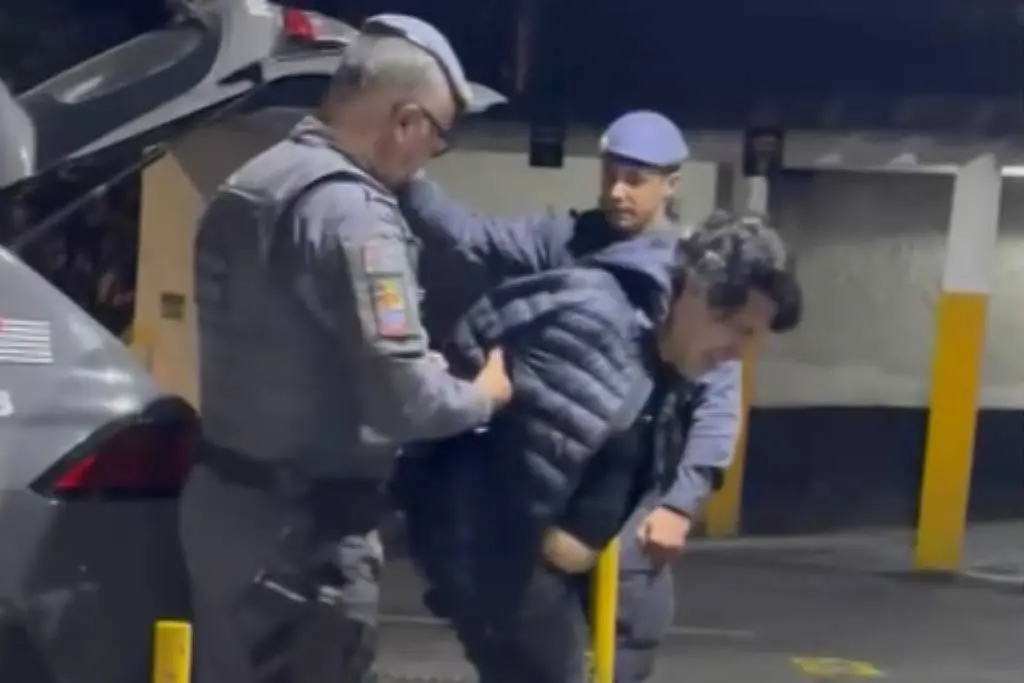 Policiais militares detêm Marcelo Aguiar em estacionamento durante a noite