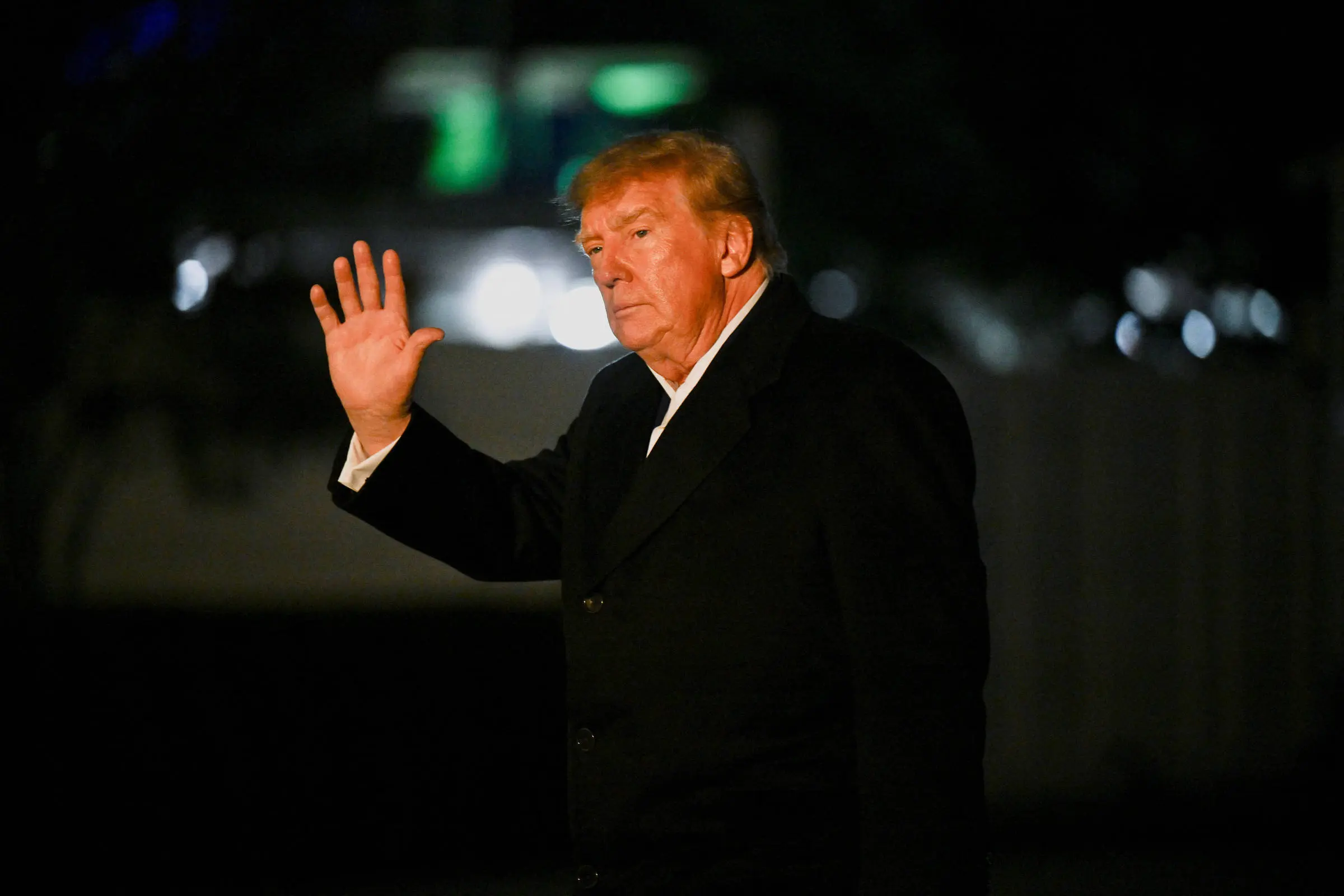 Donald Trump sentado à mesa na Casa Branca