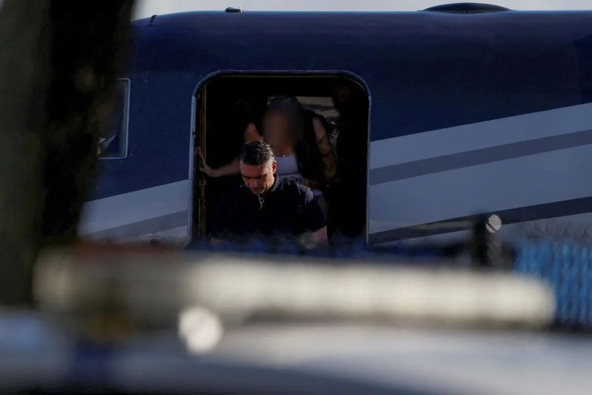 Flávio Bolsonaro desembarca em aeroporto executivo na Flórida