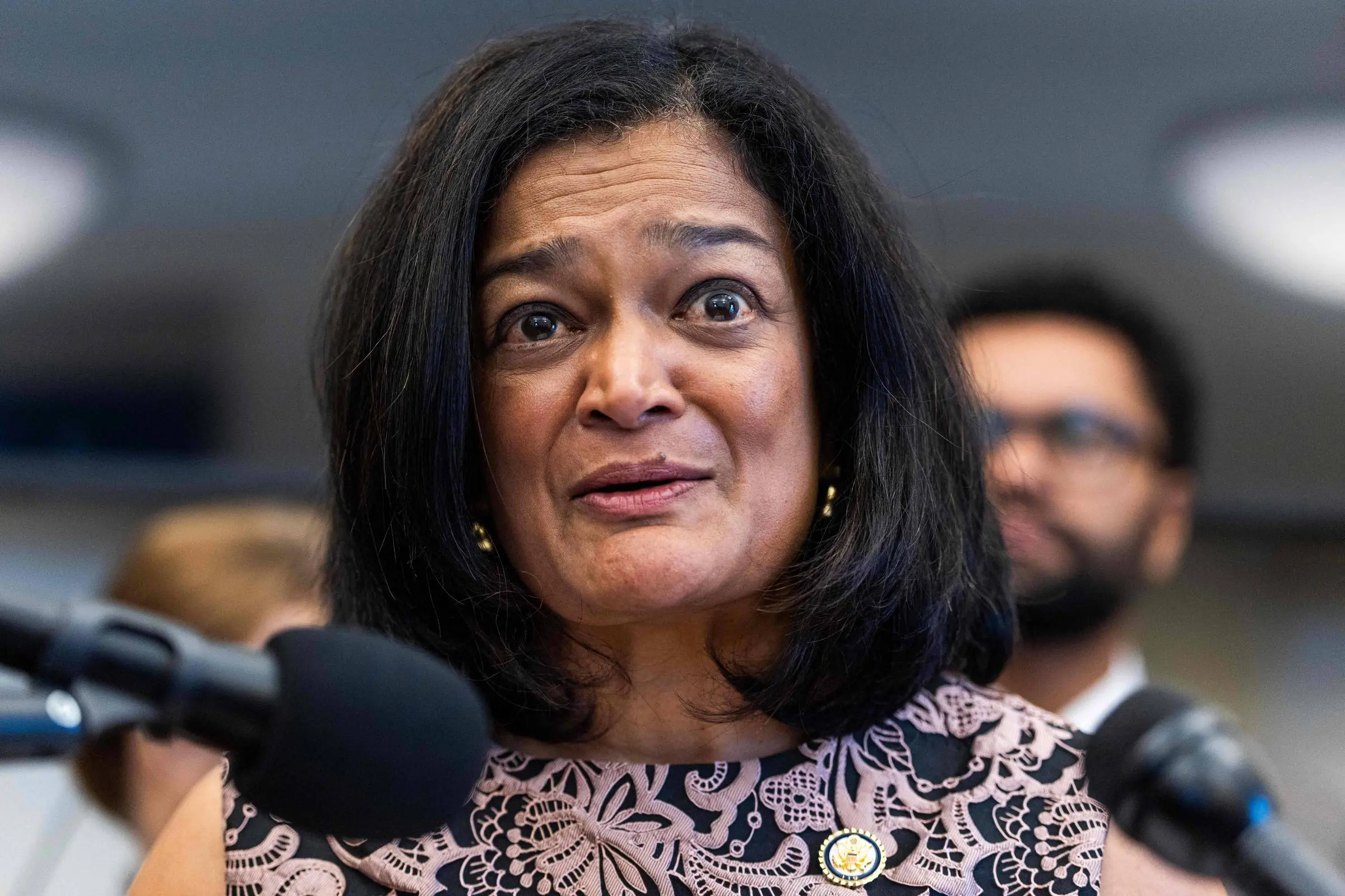 Deputada democrata Pramila Jayapal durante coletiva de imprensa em Washington