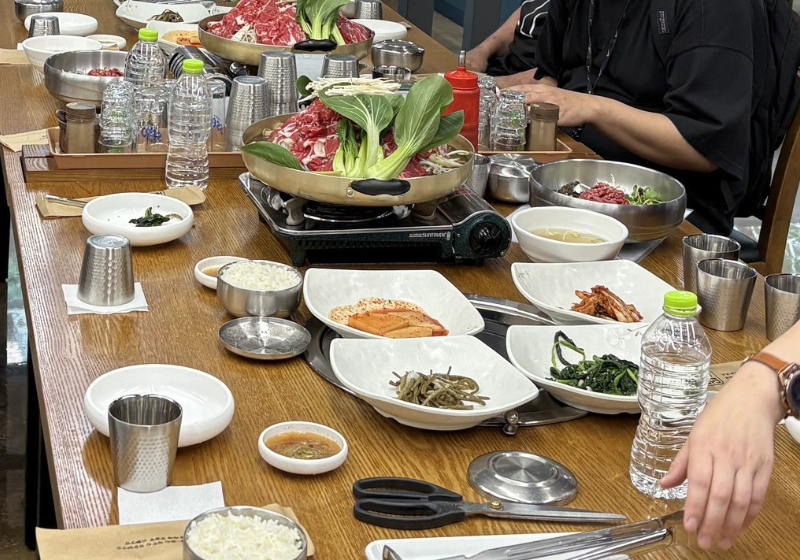 Grupo reunido em restaurante em Incheon, na Coreia do Sul