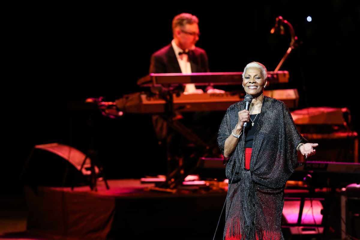 Dionne Warwick durante apresentação no Theatro Municipal do Rio de Janeiro
