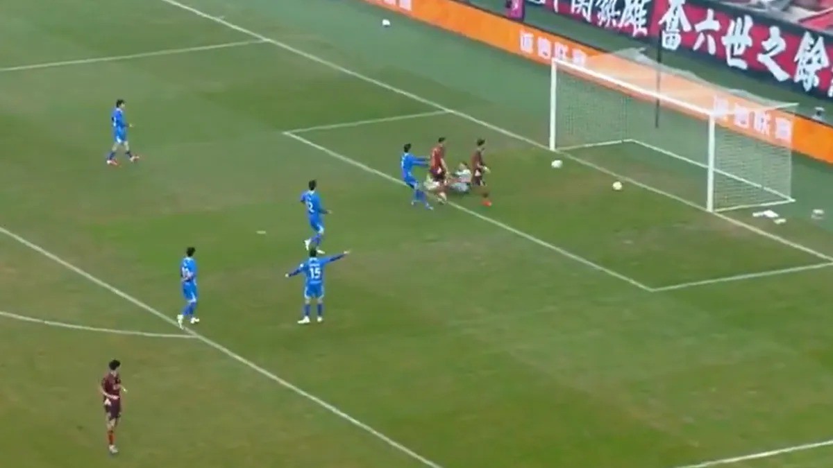 Duas bolas dentro do gol durante partida entre Shaanxi Union e Foshan Nanshi