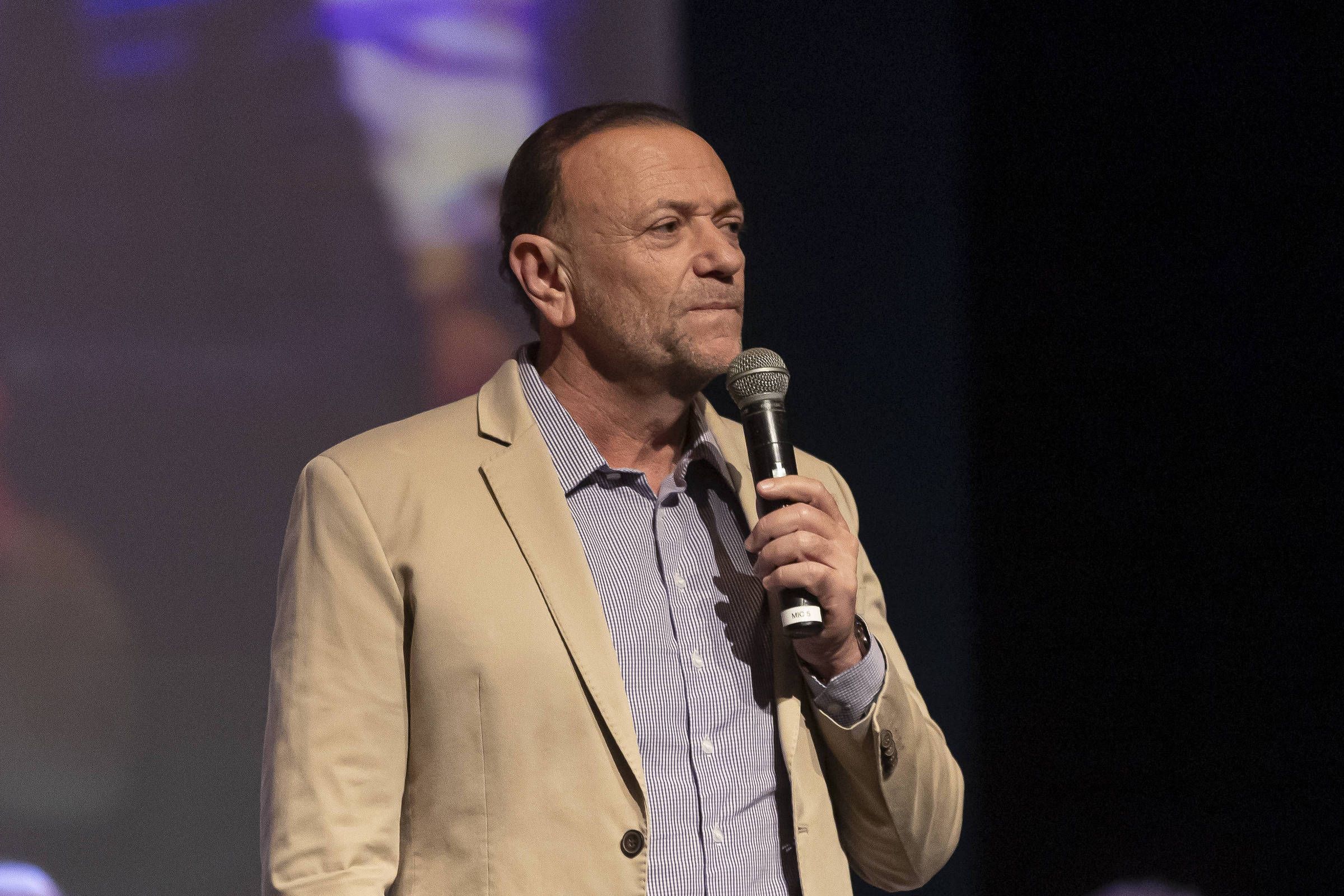 Edinho Silva fala ao microfone em evento