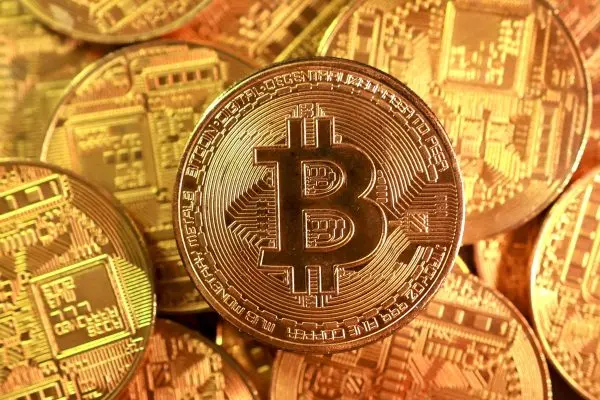 Por que Bukele recuou na aposta no bitcoin em El Salvador