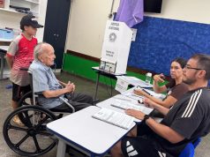 Idosos participam da votação no segundo turno das eleições