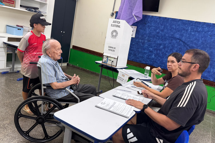 Idosos participam da votação no segundo turno das eleições