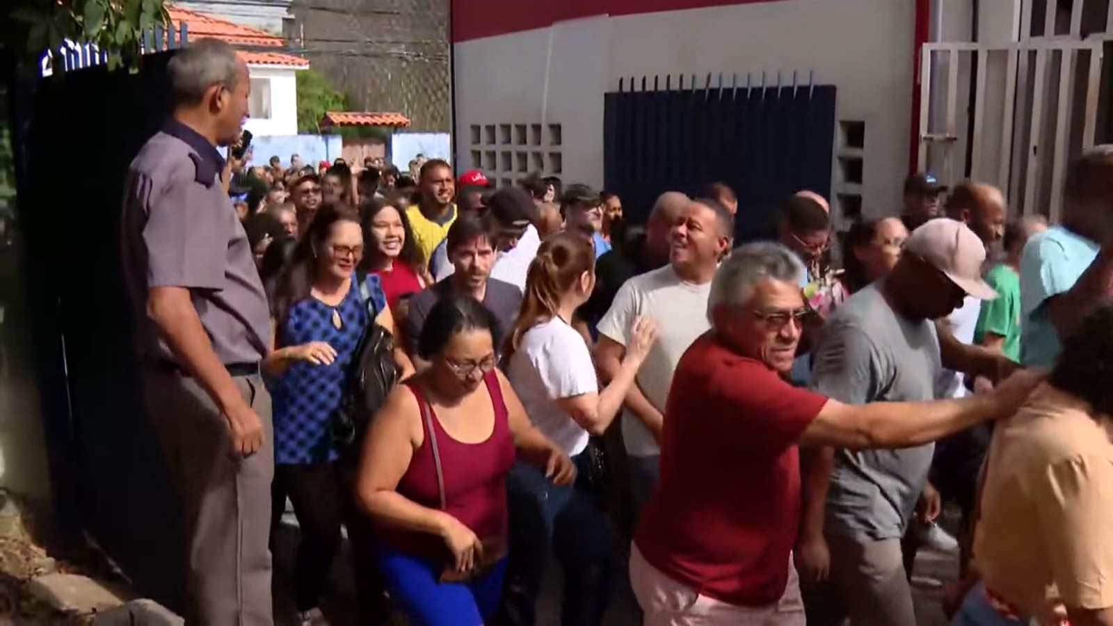 Eleitores se empurram na entrada do Colégio Estadual Luiz Viana, em Salvador