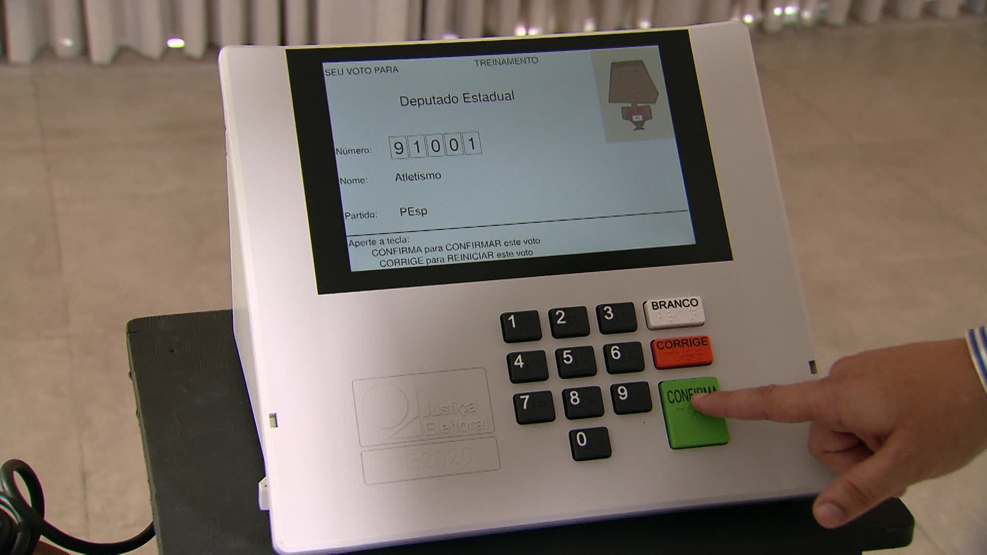 Urna eletrônica durante simulação de votação para deputado estadual