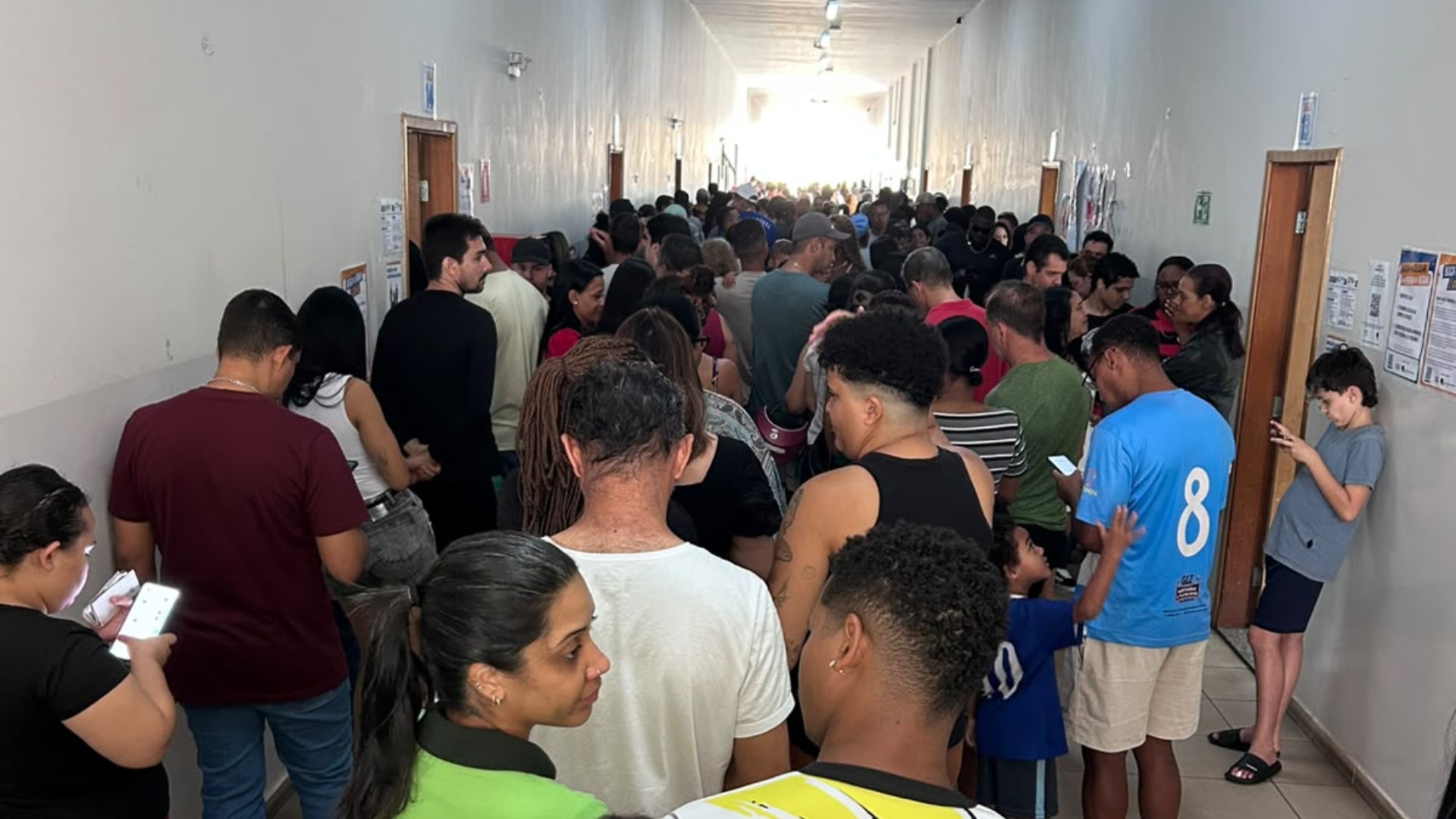 Eleitores formam fila para votar em escola de Uberlândia