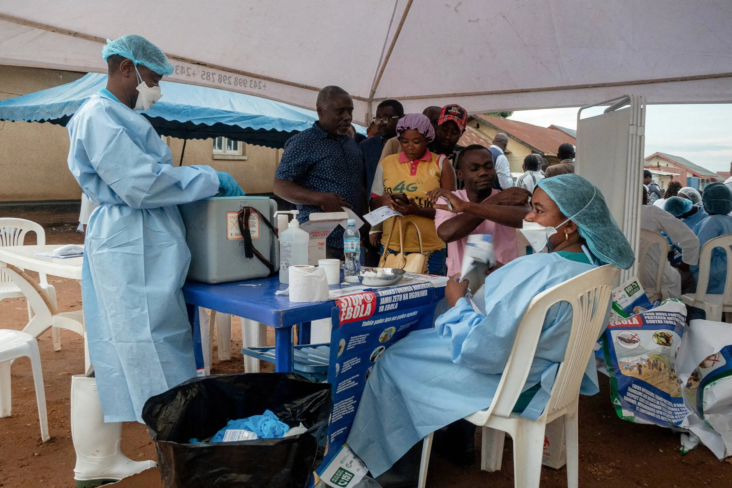 Profissionais de saúde aplicam vacina em pacientes na República Democrática do Congo