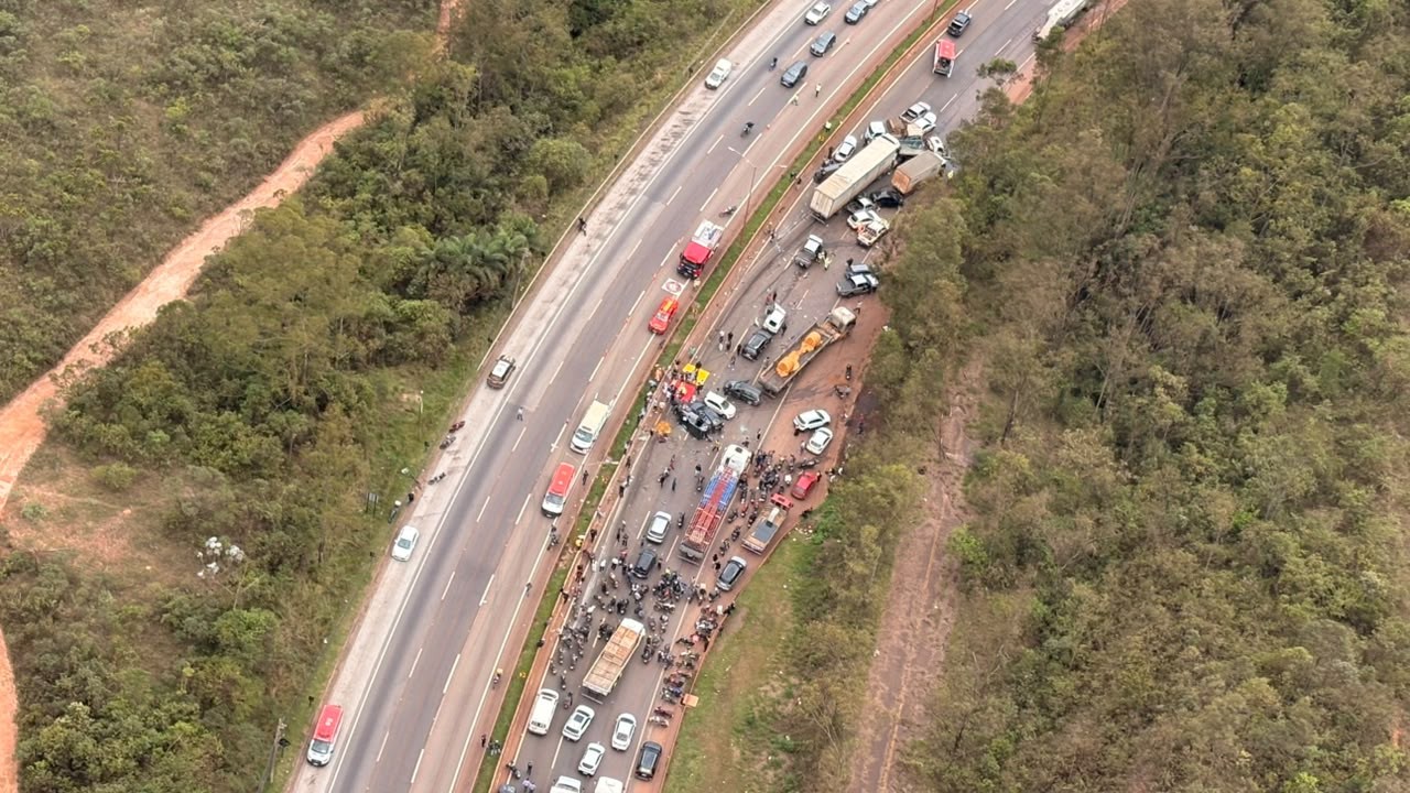 Veículos danificados após engavetamento na BR-040