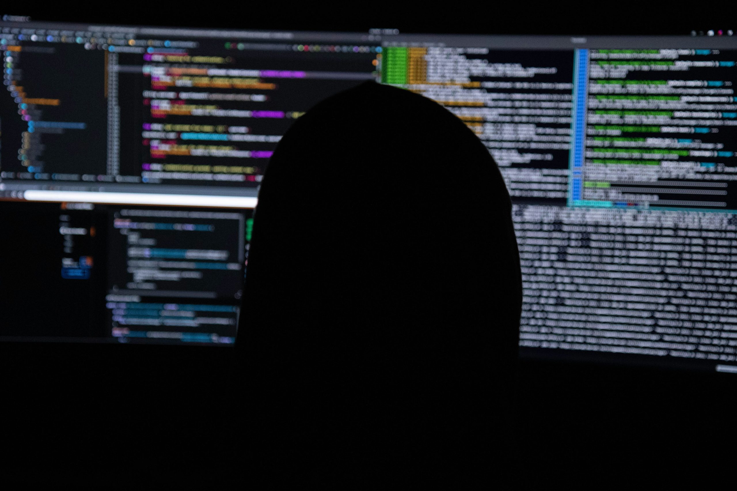 Código de computador em tela escura