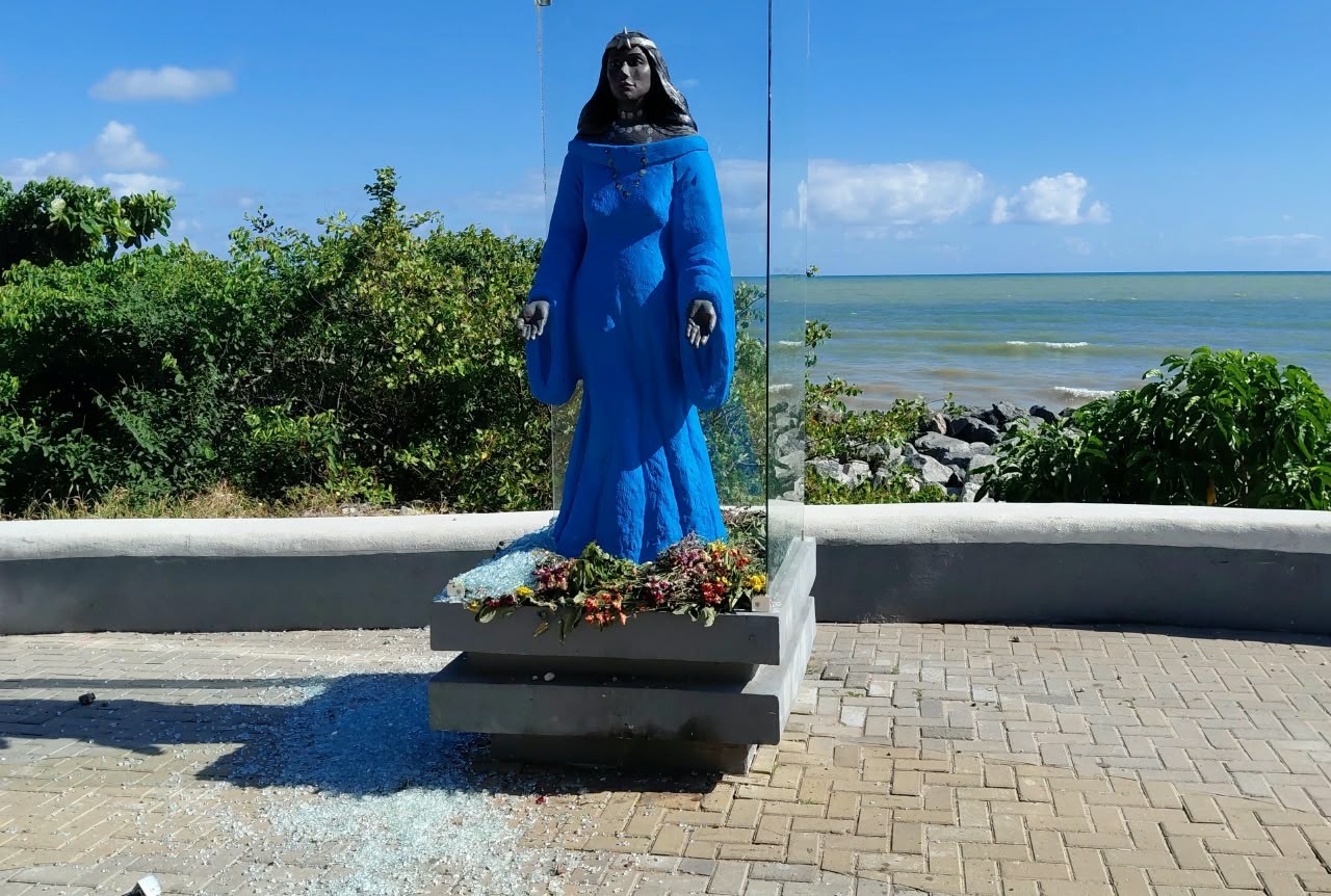 Estátua de Iemanjá vandalizada na orla do Cabo Branco, em João Pessoa