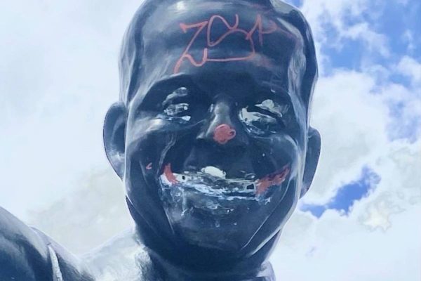 Estátua de Jango cercada de material de Flávio é vandalizada em Porto Alegre