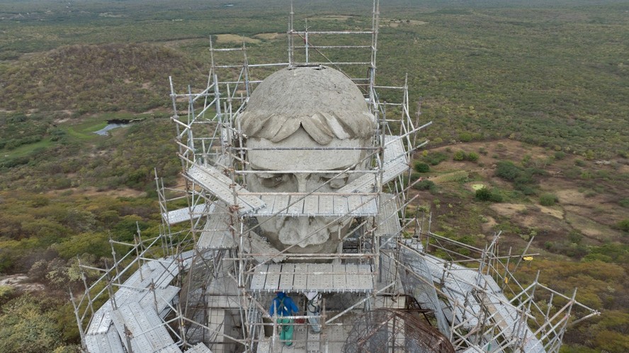 Estátua de Santo Antônio com andaimes em Caridade, no Ceará