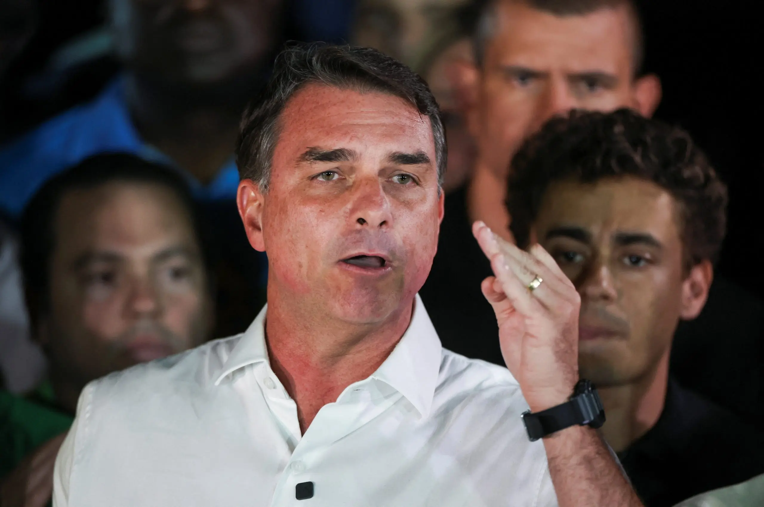 Flávio Bolsonaro fala a jornalistas